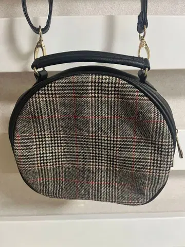 체크 무늬 퍼 숄더백