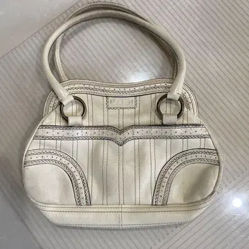 화이트 스트라이프 디자인 핸드백