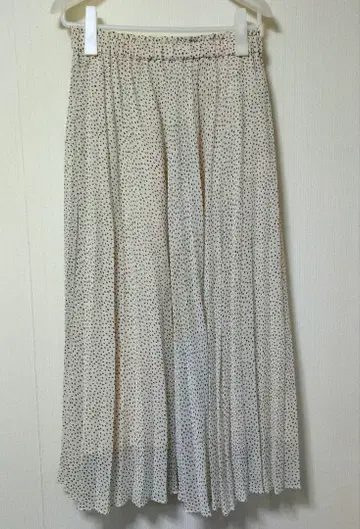 스픽앤스팬 아이보리 블랙 도트 플리츠 롱 스커트