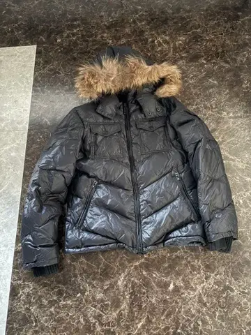 퍼 달린 블랙 다운 자켓