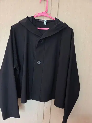 후드 부착 블랙 자켓