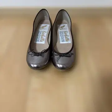 메탈릭 그레이 리본 포함 발레 슈즈
