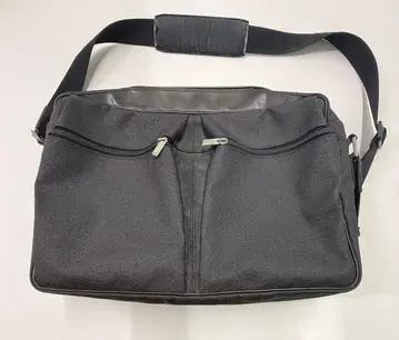 던힐, 블랙 색상의 중간 크기 백 2개의 포켓 부착