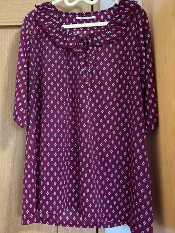 민트 브리즈 버건디 프릴 블라우스 반팔