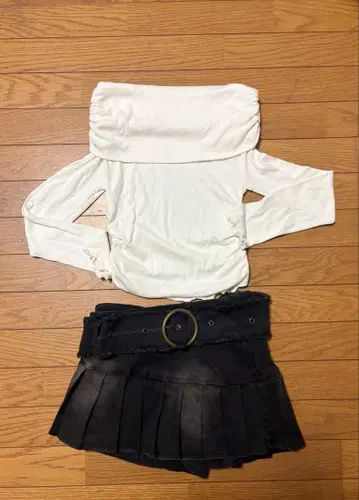 Y2K 오프숄더 상의 블랙 플리츠 스커트 벨트 세트 S