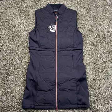 MARK&LONA 시그니처 로고 프린트 롱 기장 다운 베스트