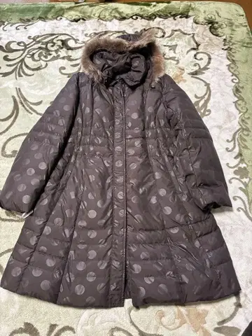 도트 무늬 퍼 달린 롱 다운 자켓 브라운