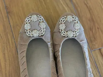 비쥬 장식 베이지 플랫 펌프스 뷰포트