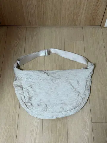 COS 플리츠 크로스바디백