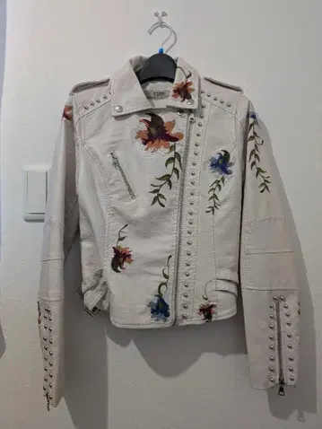 자수 스터드 장식 화이트 라이더 자켓