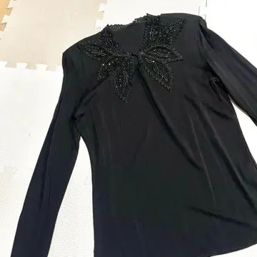 이타리야 새상품급 넉넉한 7호 블랙 큐빅 장식 자수 긴팔 상의