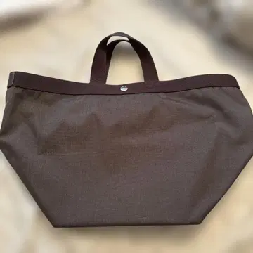 다크 브라운 나일론 토트백