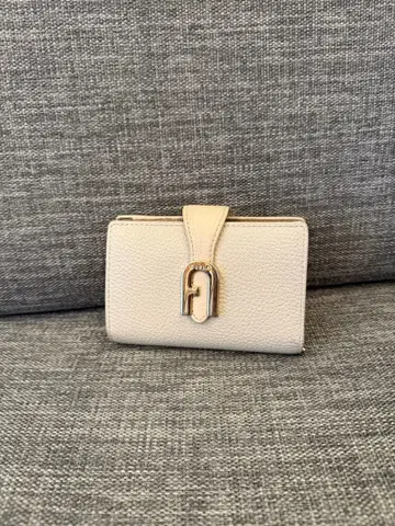 새상품급 훌라 접이식 지갑 골드 금장 장식