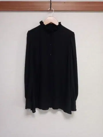 DESIGNWORKS (Ladie's) 새틴 넥 프릴 블라우스 새상품