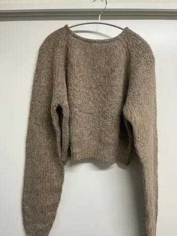 Kastane 베이지 크롭 니트 스웨터 V넥