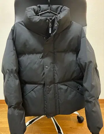 GU 블랙 다운 자켓