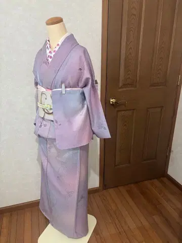 보라색 그라데이션 작가가 만든 자수 꽃무늬 코몬 기모노