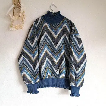 지그재그 패턴 멀티 컬러 니트 긴팔 블루 터틀넥 스웨터