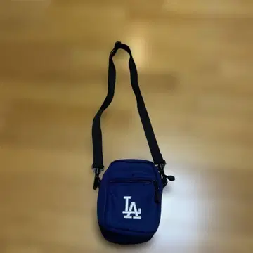 LA 로고 자수 네이비 블루 숄더백