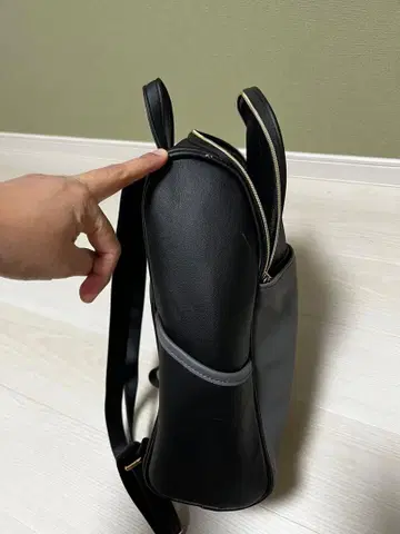 심플한 블랙과 그레이의 백팩