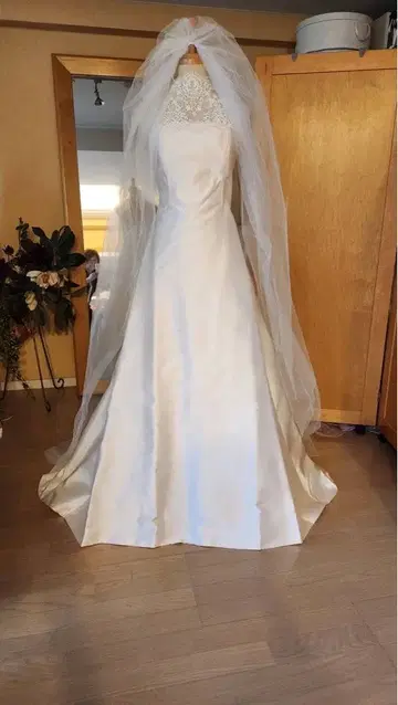 아이보리 하이넥 레이스 웨딩 드레스