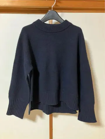 [ TOMORROW LAND ] MACPHEE 네이비 크루넥 스웨터