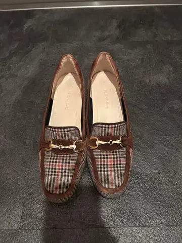 브라운 계열 체크 로퍼 펌프스