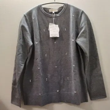 비쥬 부착 그레이 긴팔 니트 스웨터