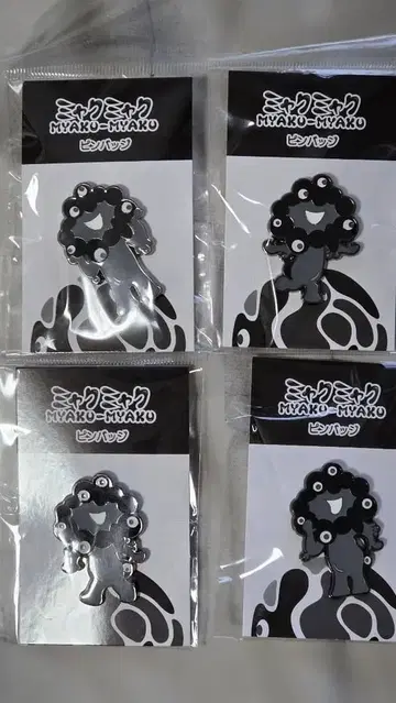 블랙 미야쿠미야쿠 핀 배지 4개 세트