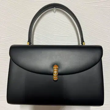 블랙 핸드백 금장 장식 포함