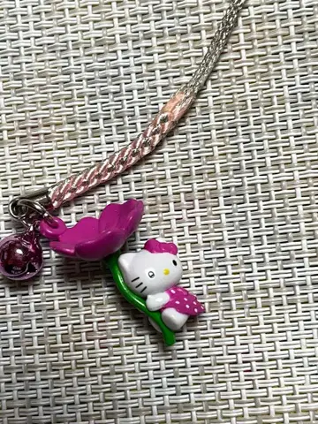 헬로키티 꽃 스트랩 방울 포함