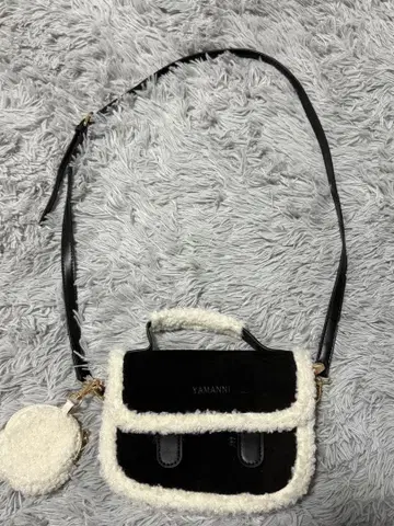YAMANNI 숄더백 블랙/화이트