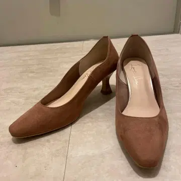 Launa Lea 핑크 베이지 스웨이드 스틸레토 하이힐