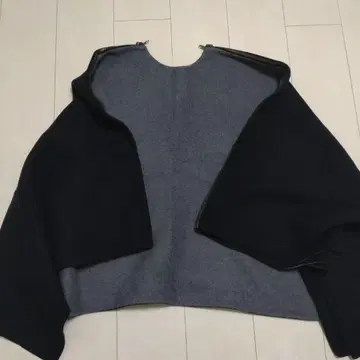 블랙과 그레이의 울 케이프 코트