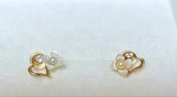 TAKE-UP 화이트 쉘 꽃 하트형 귀걸이 골드