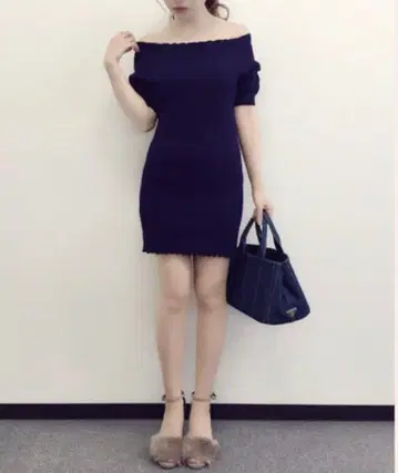 스나이델 택 포함 셔링 미니 원피스