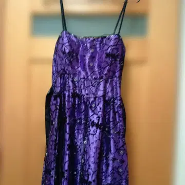 보라색 블랙 자수 튤 위에 겹쳐진 드레스