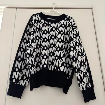 [ 미사용 새상품 ] DKNY 로고 스웨터