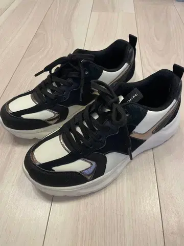 히미코 통굽 스니커즈 화이트/블랙 24cm