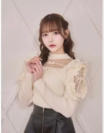 meltie 반짝이는 숄더 프릴 니트 아이보리