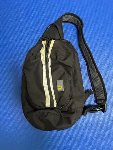 블랙 숄더백 스트라이프 디자인