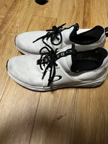 OAKLEY 화이트 러닝화