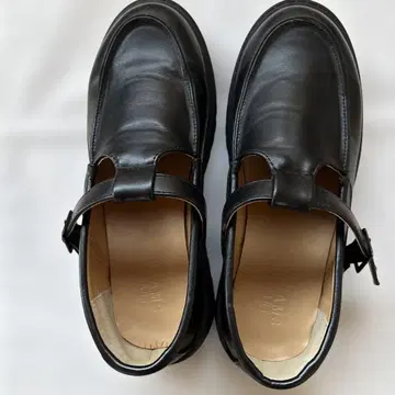 블랙 통굽 스트랩 로퍼