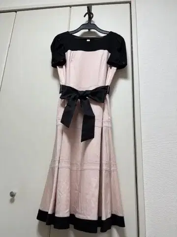 미사용 TO BE CHIC 핑크 x 블랙 배색 원피스