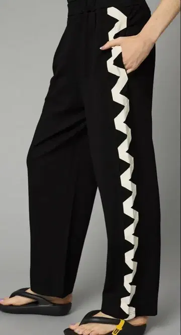 HeRIN.CYE Side line cut pants