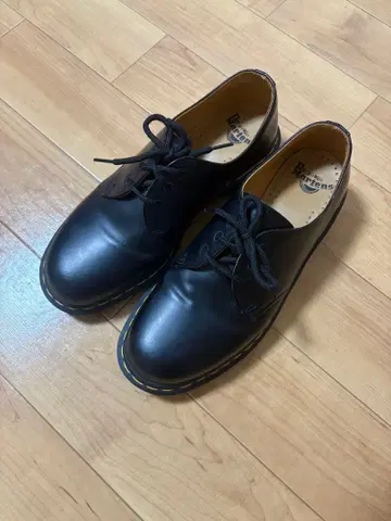 Dr. Martens 3홀