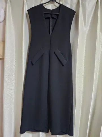 anana V넥 슬리브리스 원피스 블랙