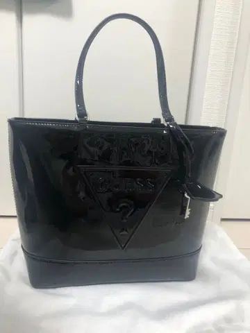 GUESS 블랙 백 에나멜