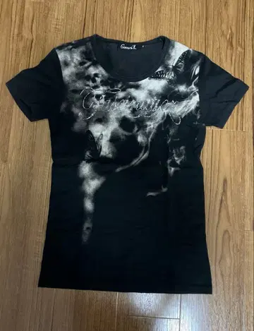 CavariA 나비 프린트 블랙 반팔 U넥 셔츠 시크 스타일 헤이세이