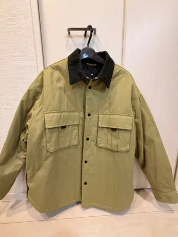 올리브색 밀리터리 자켓